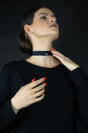 Choker náhrdelník z pravého hedvábí s kamenem